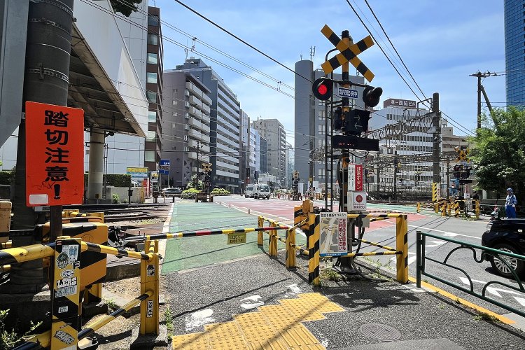 【東京街角クイズ】この写真、どこの踏切でしょう？