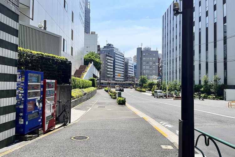 踏切を通る小田急の電車を坂の上から望む。