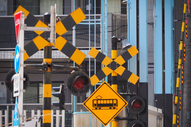 上野車検区の踏切の看板。