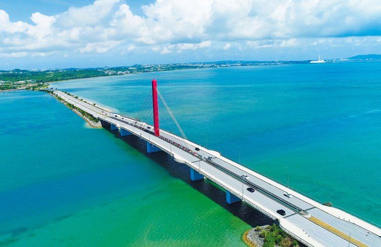 絶景の海中道路は車で四つの島に渡れる。（C）OCVB。