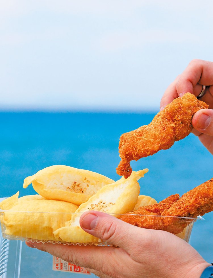 『丸一食品』のいなりとチキンは、定番の組み合わせ。那覇から向かうなら、塩屋店が便利。