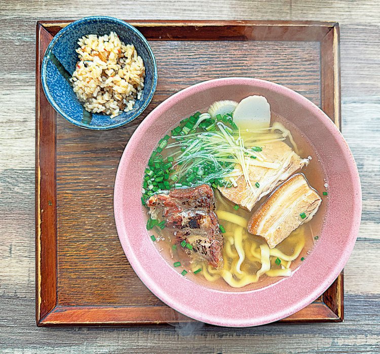 沖縄そばランキング第1位も獲得している『3丁目の島そば屋』。写真の島そばは小。ミニ ジューシー（炊き込みご飯）が付く。