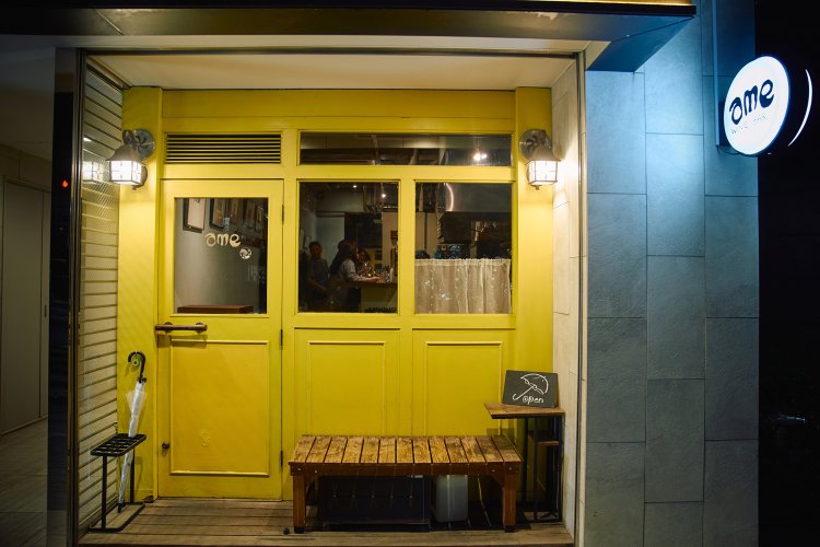 黄色い扉が目印。