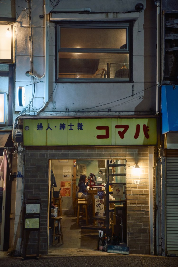 らせん階段を上った先に2階席もある。