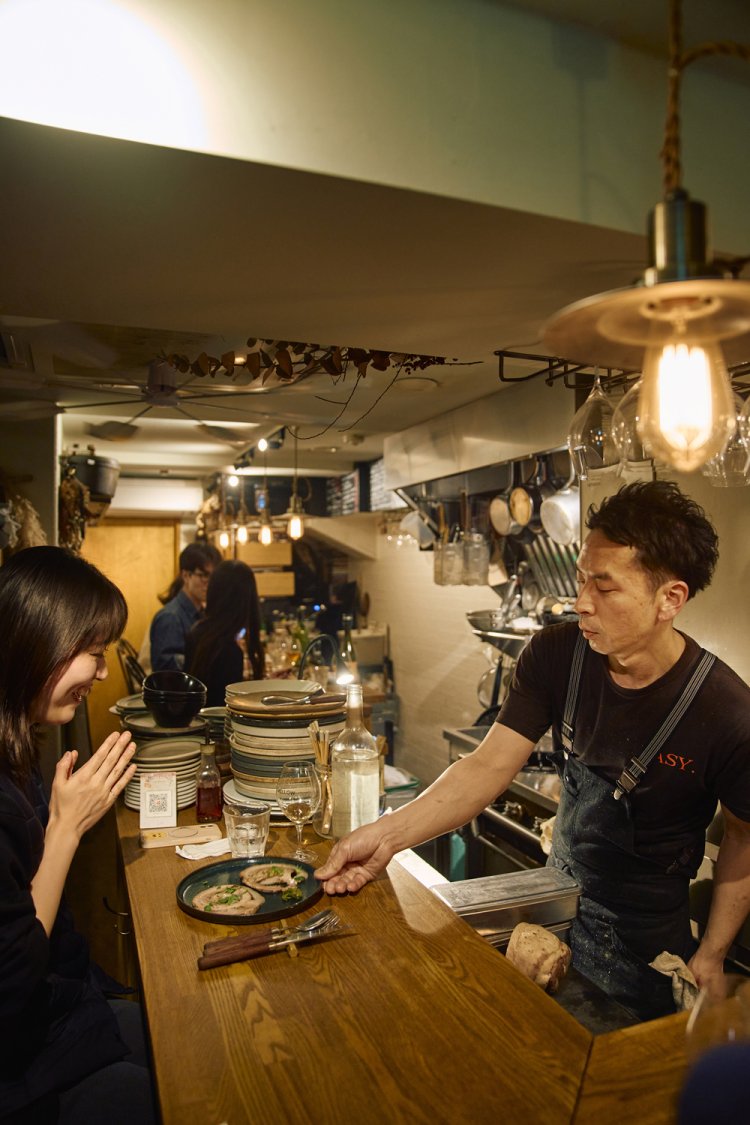 カウンターは8席。