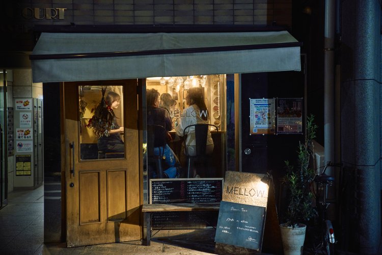 好天時は表にテーブルを出すことも。