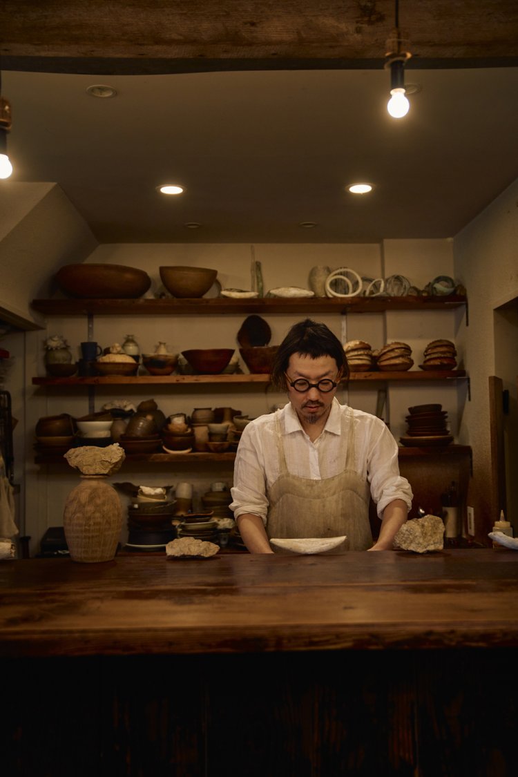 グラスから陶器を経て、貝殻にたどり着いたという店主。