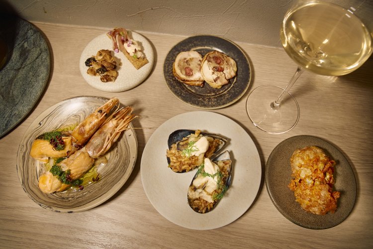 イチジクの甘みとホアジャオの辛味が効いた鴨鶏のガランティーヌグリル（中央奥）など、料理は各880円。ワインはヨーロッパのものを中心に揃え、イングランドやギリシャなど珍しい地域のものも。