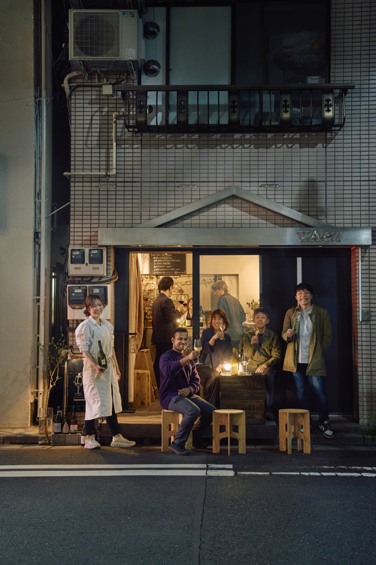 ガラス戸から中の様子が見えて入りやすい。初夏は軒先で乾杯もしたくなる。