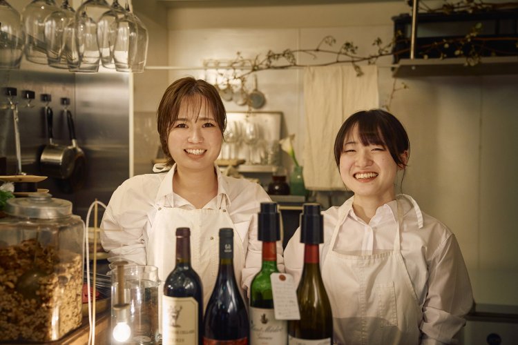 清水さん（左）とソムリエ試験に向けて猛勉強中の稲毛千夏さん。