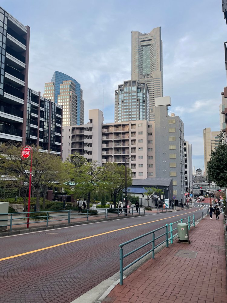 紅葉坂を下りた先に根岸線の高架が見える。ランドマークタワーも近い。