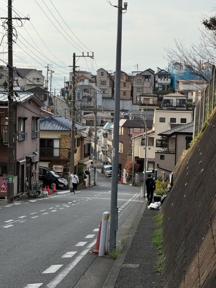 坂を下りた先に何か見える……。
