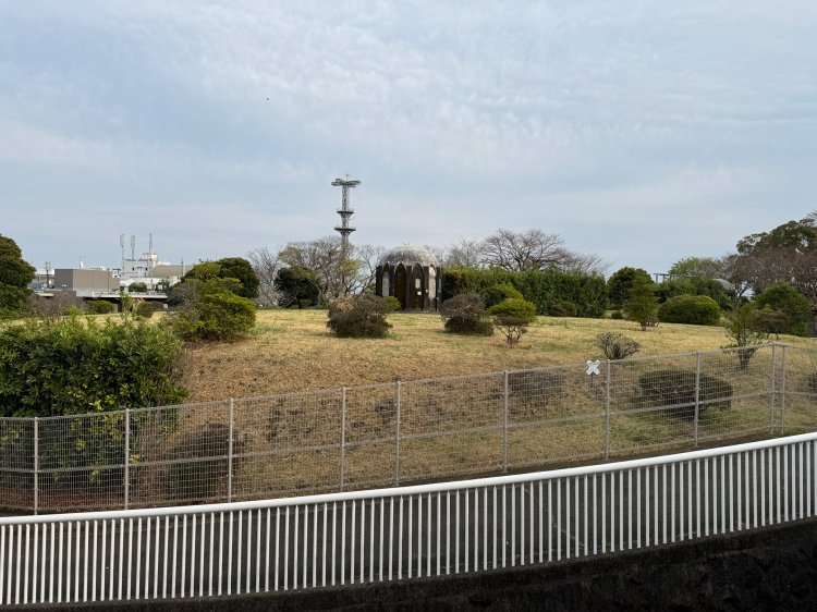 旧野毛山配水池。柵の内側、右手に小さく見えるバッテン形の標識も柳宗理のデザイン。