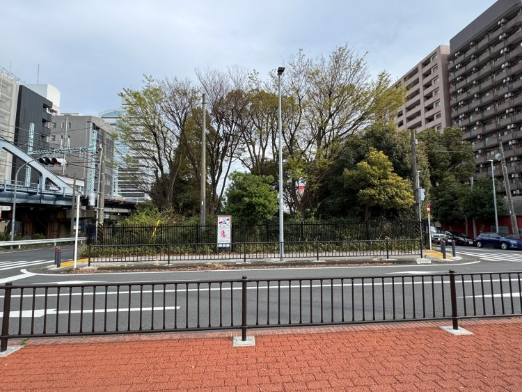 上の写真の反対側、かつての派大岡川方向を見る。今は地下を首都高速神奈川1号横羽線が走る。