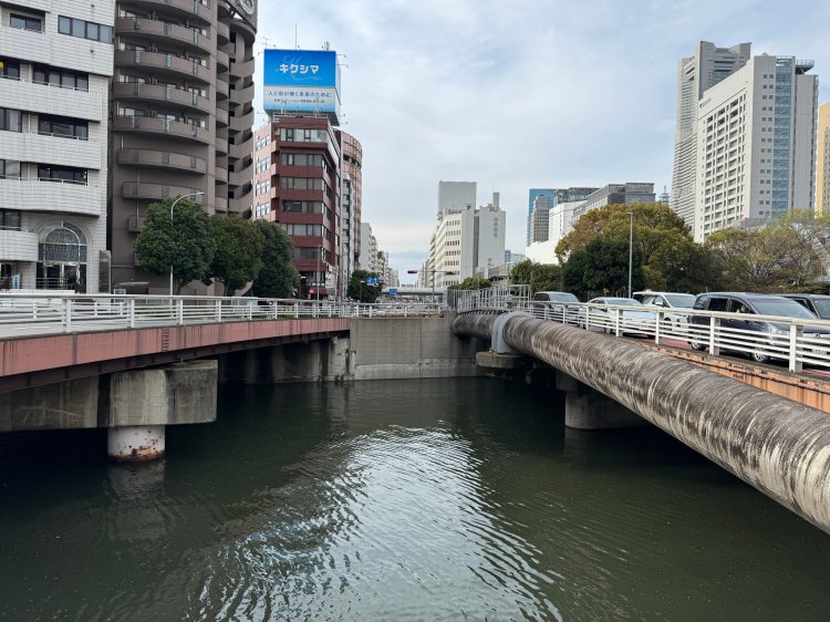 かつて柳橋があったところから見た桜川橋（左と右）。橋と橋の間くらいのところが桜川の河口で、正面の辺りに錦橋が架かっていた。