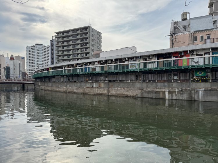 都橋から見た野毛都橋商店街ビル。