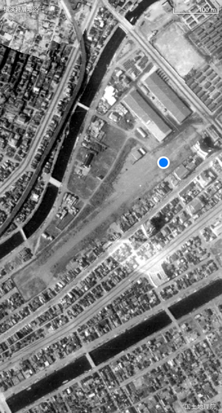 「横濱時層地図」（日本地図センター）「地理院地図  空中写真  昭和20−25年（1945〜50年）」より。青い丸が筆者の位置。滑走路が南西方面へまっすぐ延びている