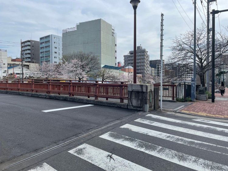 旭橋と旭橋人道橋。旭橋の親柱には「昭和三年九月竣功」の文字。