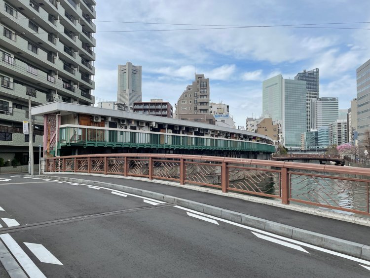 宮川橋から見た野毛都橋商店街ビル。