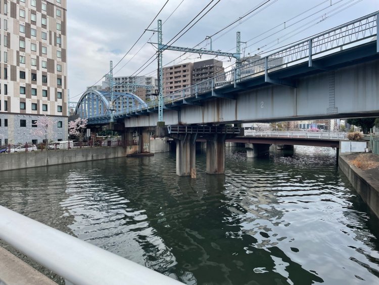 大江橋から桜川橋方向を見る。根岸線高架の向こう、桜川橋の辺りから派大岡川が流れていた。この大江橋付近にも水上ホテルが停泊していた。左端がビジネスホテル。