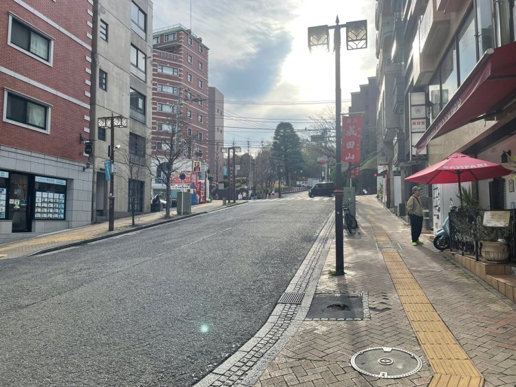 野毛坂。成田山の幟が見える。