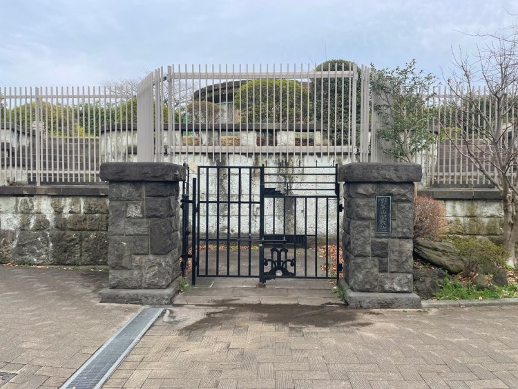 旧野毛山配水池の門。