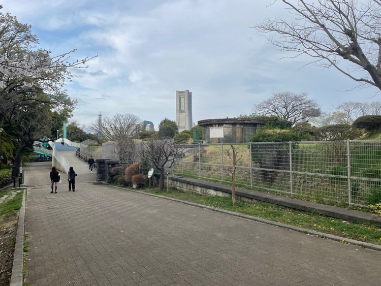 公園内のスロープから見た旧野毛山配水池。