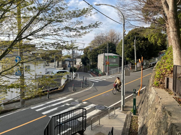 道路を渡った先に水道道が続いている。