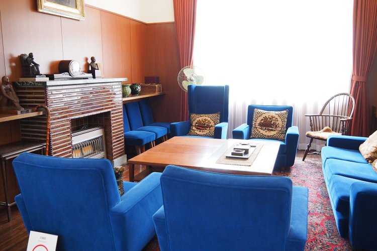 応接間は調度品も再現されていて、今にも本人が戻ってきそうな雰囲気。