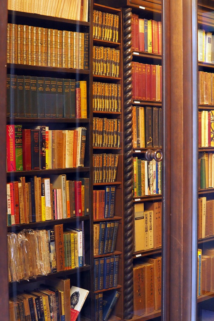 土蔵の中に入ることはできないが、棚に整然と並んだ書物を入り口からのぞき見ることができる。