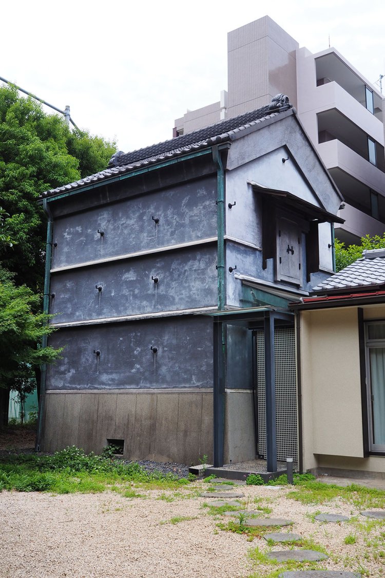 母屋の裏手にある土蔵。