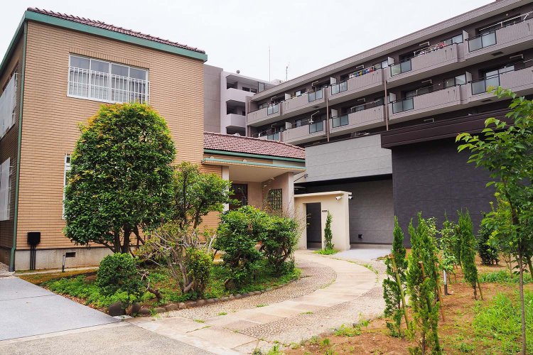 母屋の洋館のタイルは同色の特注品で修復された。