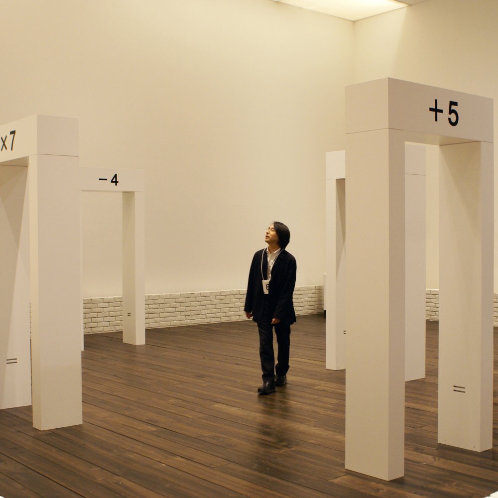 『ピタゴラスイッチ』の生みの親、佐藤雅彦の世界初となる展覧会「佐藤雅彦展　新しい×（作り方＋分かり方）」が6月28日～11月3日、『横浜美術館』リニューアルオープン記念展として開催