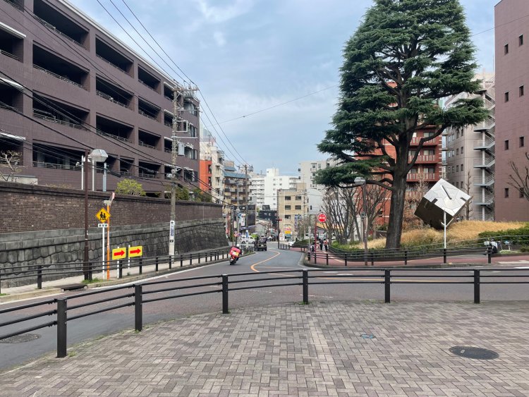 野毛坂を上り切ったところから振り返る。