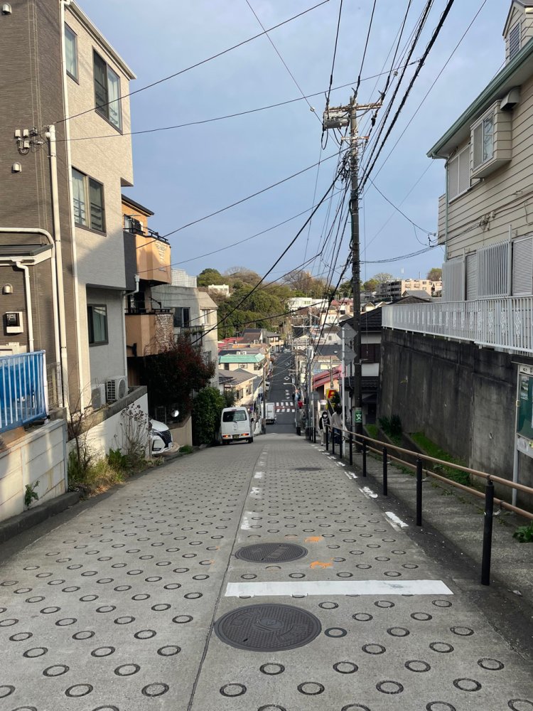 上り切ったところで来た道を振り返る。子供の頃近くに住んでいたらこの坂でミニ四駆を走らせていたと思う（危ない）。