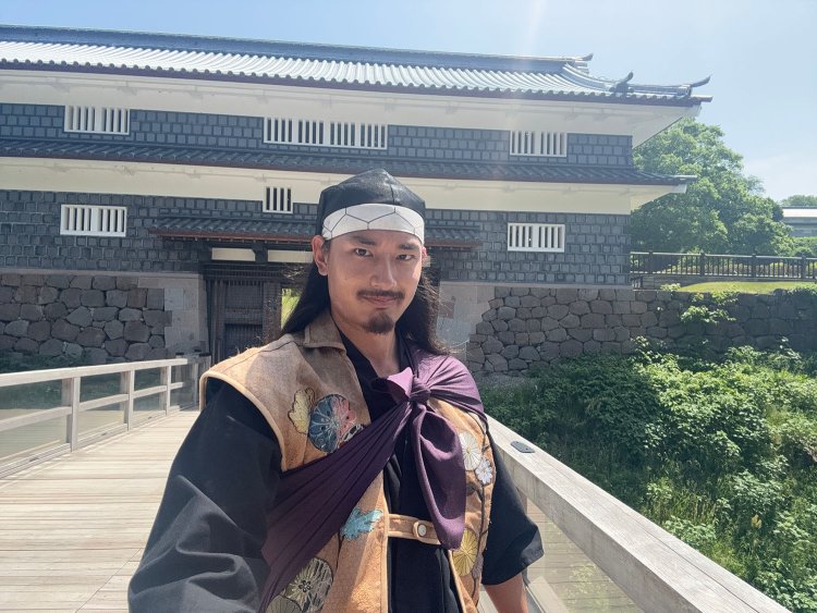 鼠多門（ねずみたもん）を背に。