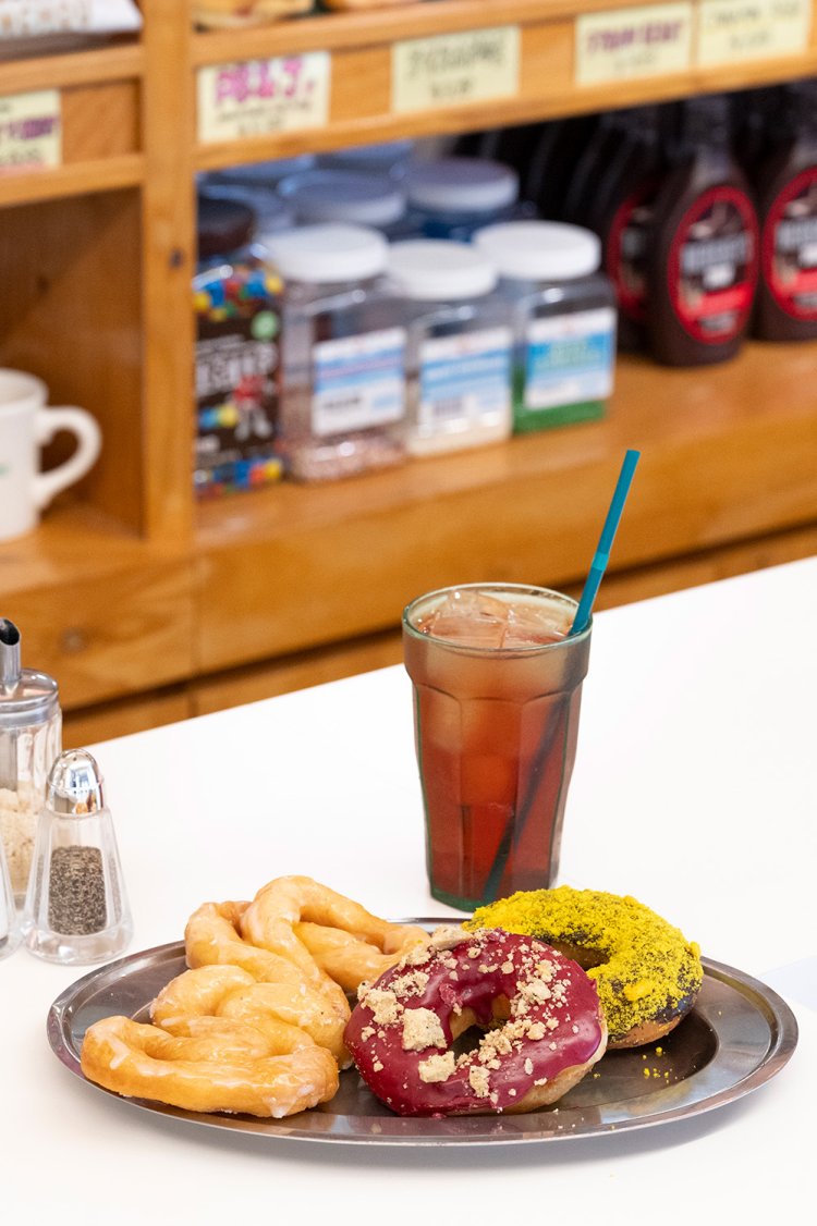 ドーナツは右からLEMON DREAM400円、CASSIS EARL GLAY CRUMBLE 400円、STRANGE 390円。DARK CHERRY TEA 550円（セットで450円）。