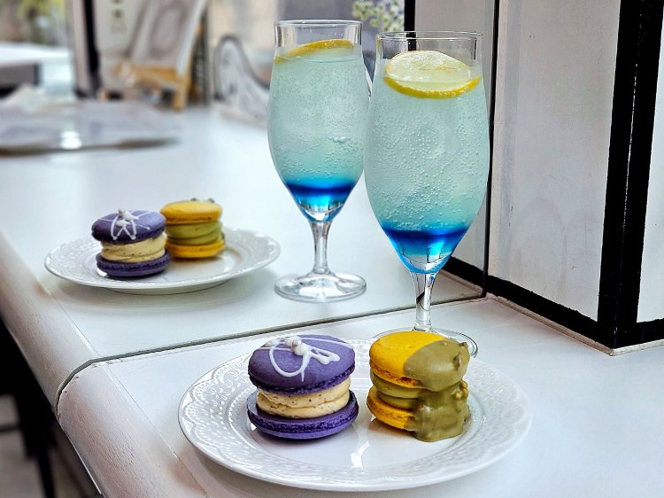 ラグジュアリーな雰囲気のカフェスペースで味わう美しいマカロン。新小岩『Macaron Cherie Tokyo』〜黒猫スイーツ散歩 小岩・新小岩編③〜