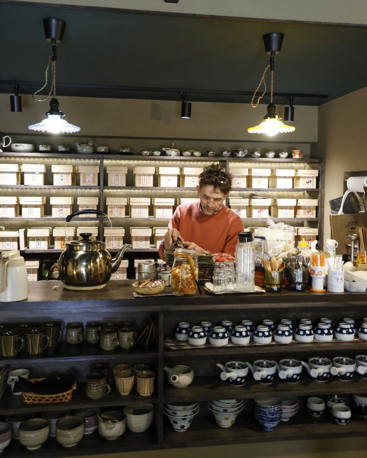 店内奥のカウンターには茶箱がずらり。