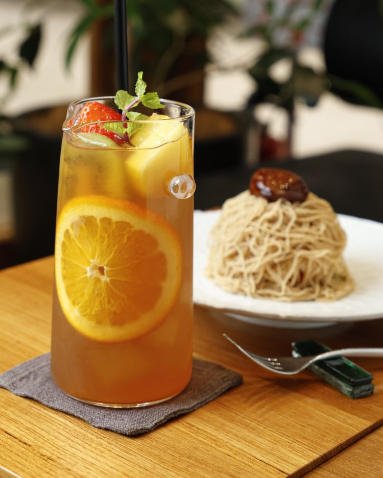 本日のフレッシュフルーツティーとFRUITS MONT BLANCのセット3024円。