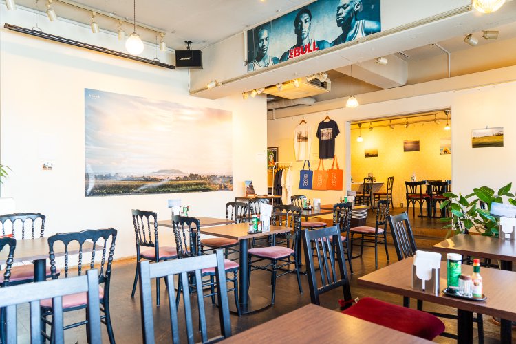 広い壁を利用して大きな作品も展示可能。ゆっくり眺められるようテーブルを離している。