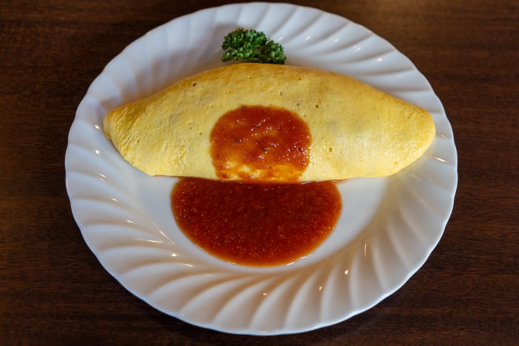 オムライスは1100円。ランチタイムはコーヒー（アイス・ホット）、紅茶のセルフサービス飲み放題が付く。