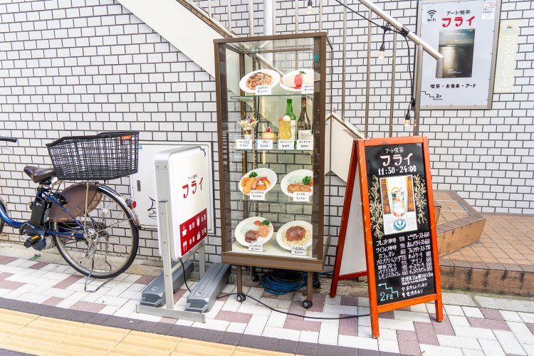 サンプルを飾ったショーケースは長年この場所に設置されていたかのようだ。