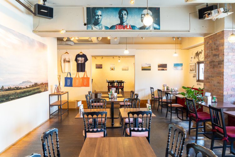 広々した店内。2階で外からの視線が気にならず、落ち着いて過ごせる。