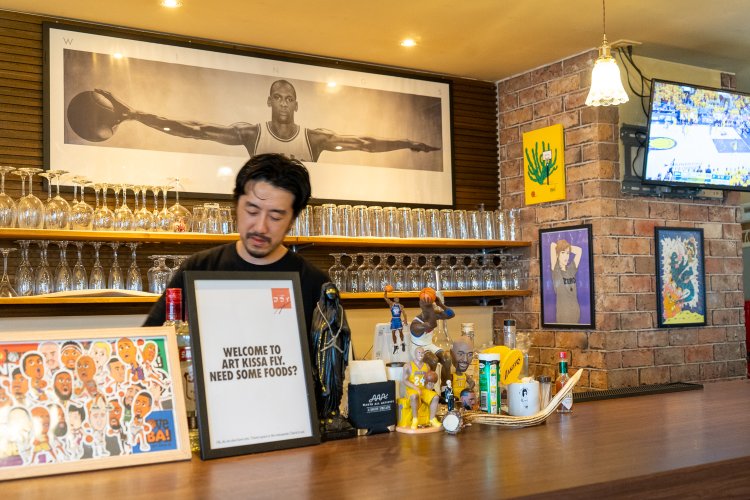 今も週１回バスケットボールで汗を流すという店主の佐野翔（さのつばさ）さん。店内にはNBAのグッズも多い。