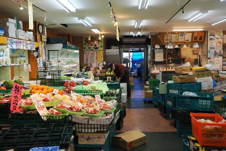 新鮮な野菜や果物が並ぶ青果店。