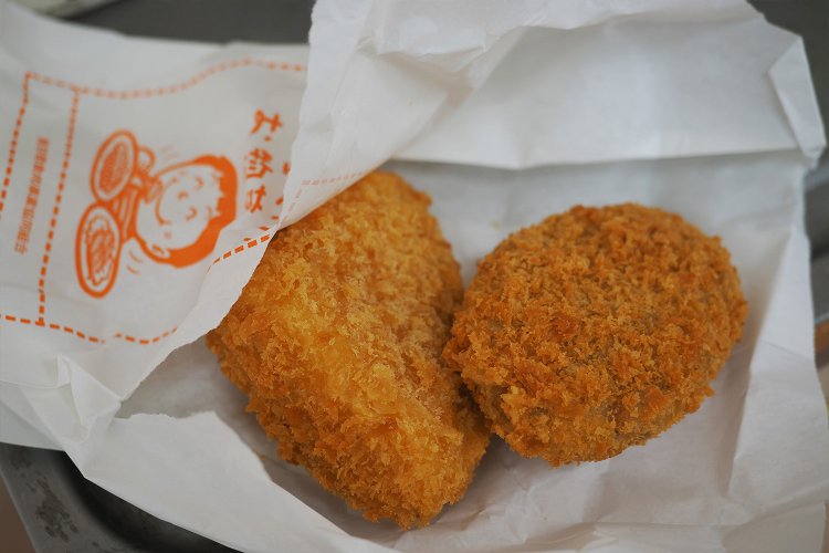 精肉店でコロッケを購入。揚げたてサクサクで最高！