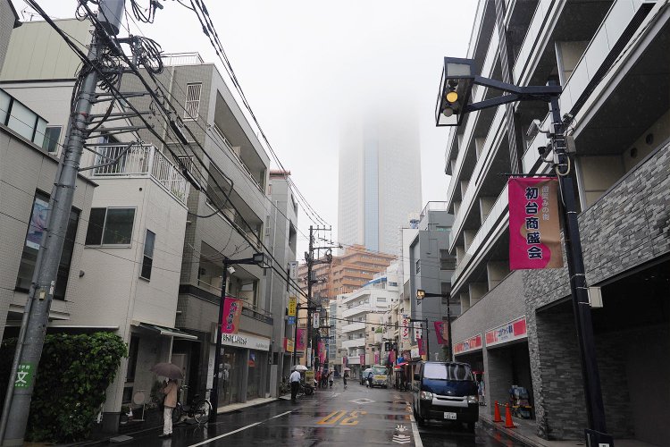 いま来た商店街を振り返ると『東京オペラシティ』（234m）がドーン。曇ってテッペンが見えないのがまた親玉感あってすごい。