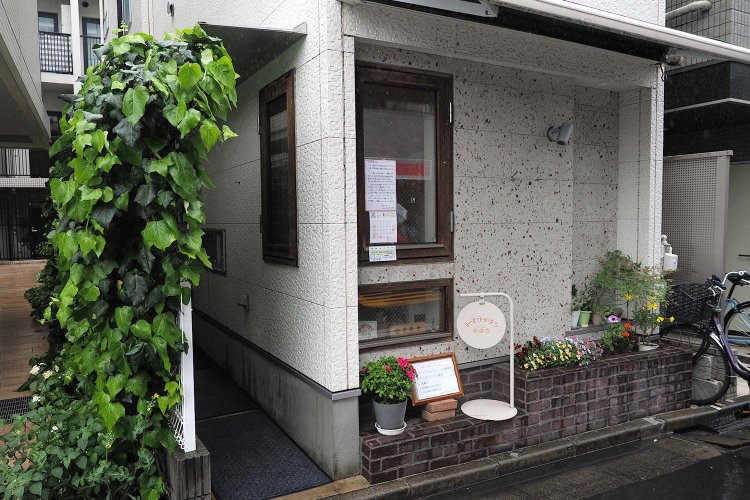 教わらないと通り過ぎてしまうような控えめな外観。