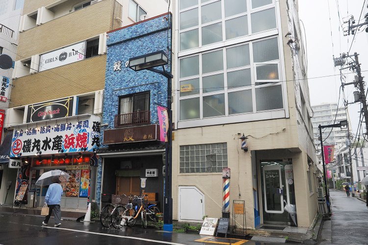 写真右のビルの2階。1階は床屋さん、隣は有名なうなぎ店。